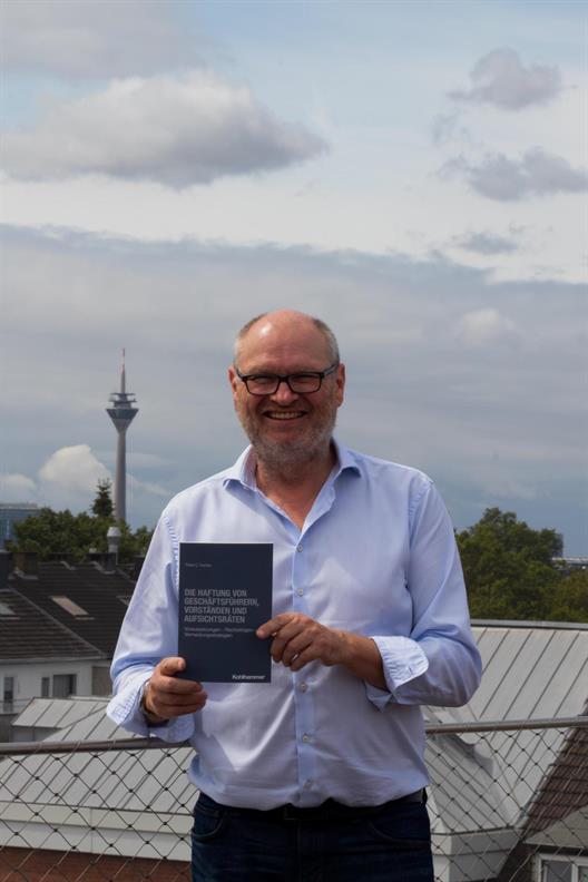 Portrait von Prof. Peter C.  Fischer mit seinem Buch "Die Haftung von Geschäftsführern, Vorständen und Aufsichtsräten"